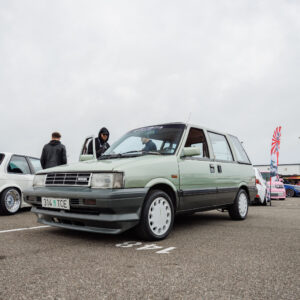 Heleroheline klassikaline Nissan Prairie mahtuniversaal valgete velgedega Pärnu Porsche Ringi parklas Augustfest 2026 festivalil