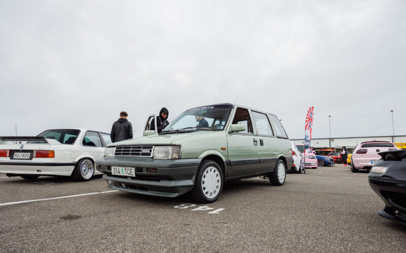 Heleroheline klassikaline Nissan Prairie mahtuniversaal valgete velgedega Pärnu Porsche Ringi parklas Augustfest 2026 festivalil