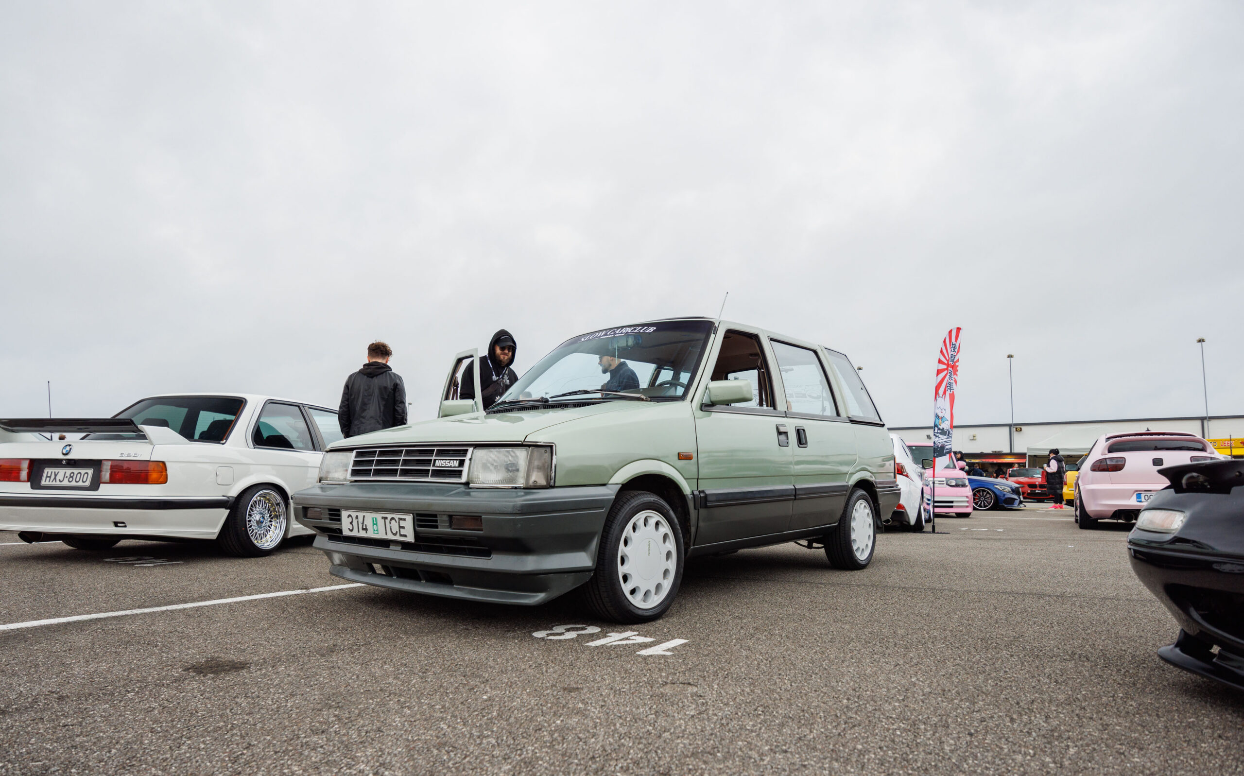 Heleroheline klassikaline Nissan Prairie mahtuniversaal valgete velgedega Pärnu Porsche Ringi parklas Augustfest 2026 festivalil