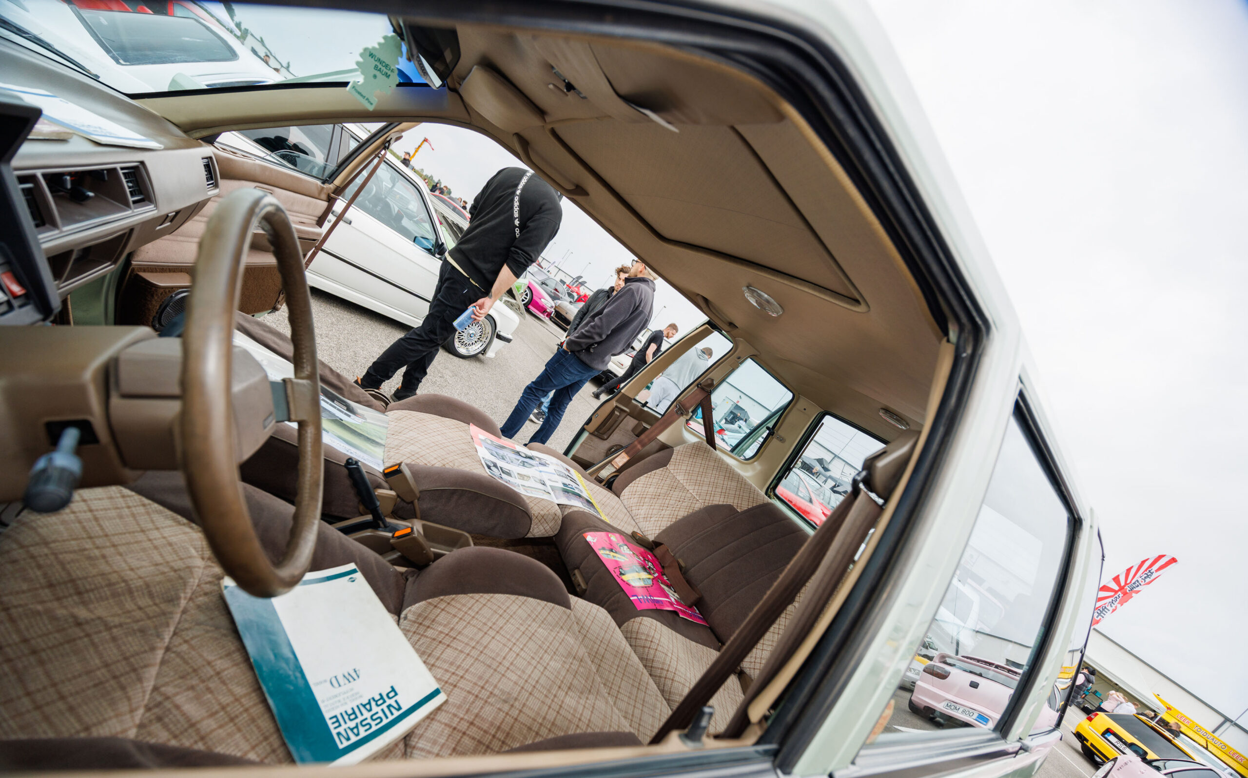 Nissan Prairie klassikalise sõiduauto avar interjöör ja avatud küljeuks Pärnu Porsche Ringil Augustfest 2026 festivalil