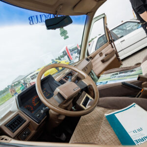 Nissan Prairie klassikalise auto armatuurlaud ja rool Pärnu Porsche Ringil Augustfest 2026 festivalil
