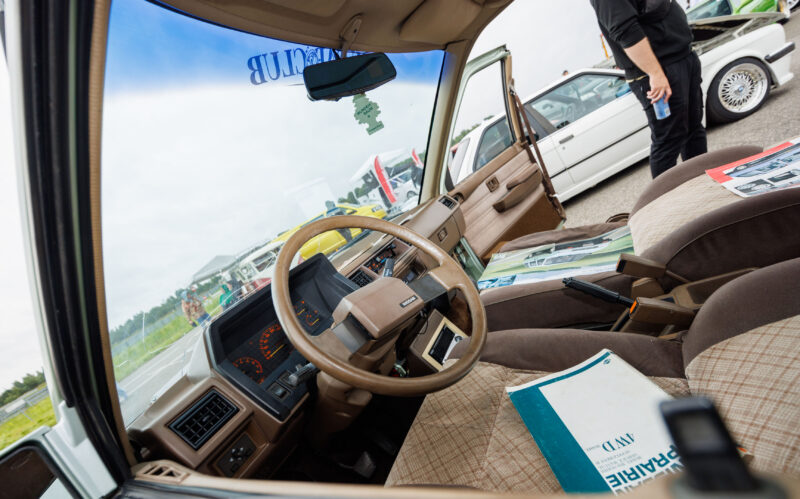Nissan Prairie klassikalise auto armatuurlaud ja rool Pärnu Porsche Ringil Augustfest 2026 festivalil