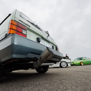 Klassikaline Nissan Prairie kohandatud sportsummutiga Pärnu Porsche Ringi parklas Augustfest 2026 üritusel