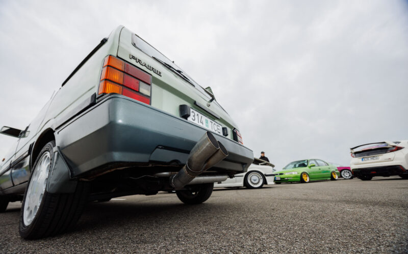 Klassikaline Nissan Prairie kohandatud sportsummutiga Pärnu Porsche Ringi parklas Augustfest 2026 üritusel