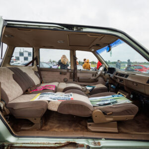 Nissan Prairie klassikalise mahtuniversaali allaklapitud istmetega retrointerjöör Pärnu Porsche Ringil Augustfest 2026 festivalil