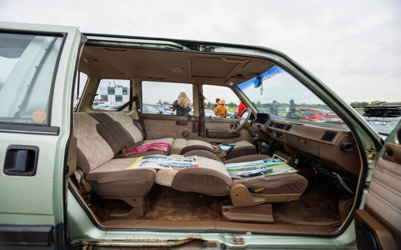Nissan Prairie klassikalise mahtuniversaali allaklapitud istmetega retrointerjöör Pärnu Porsche Ringil Augustfest 2026 festivalil