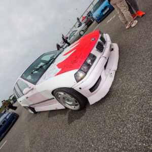 Madaldatud roosakasvalge BMW E36 sedaan autogrammidega kaetud kapotiga Pärnu Porsche Ringi parklas Augustfest 2026 üritusel