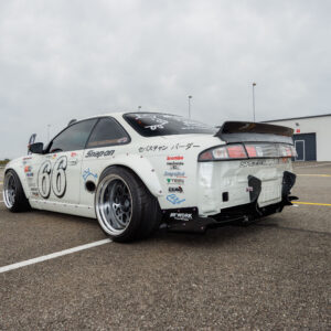 Valge Nissan Silvia S14 Boss Pandem kerekomplektiga driftiauto tagantvaates Pärnu Porsche Ringil Augustfest 2026 festivalil