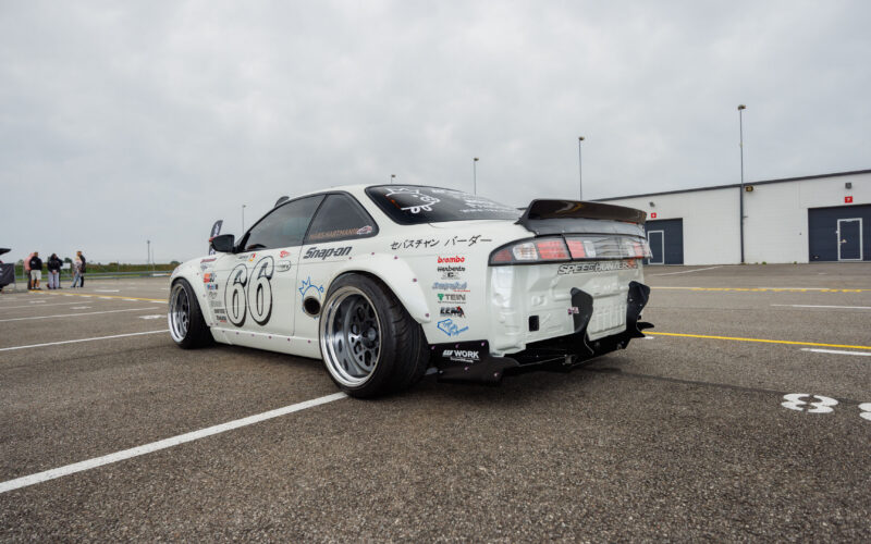 Valge Nissan Silvia S14 Boss Pandem kerekomplektiga driftiauto tagantvaates Pärnu Porsche Ringil Augustfest 2026 festivalil