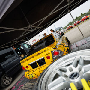 Kollane driftiauto Lexus IS500 hooldustelgis velgede ja varuosadega Pärnu Porsche Ringil Augustfest 2026 festivalil