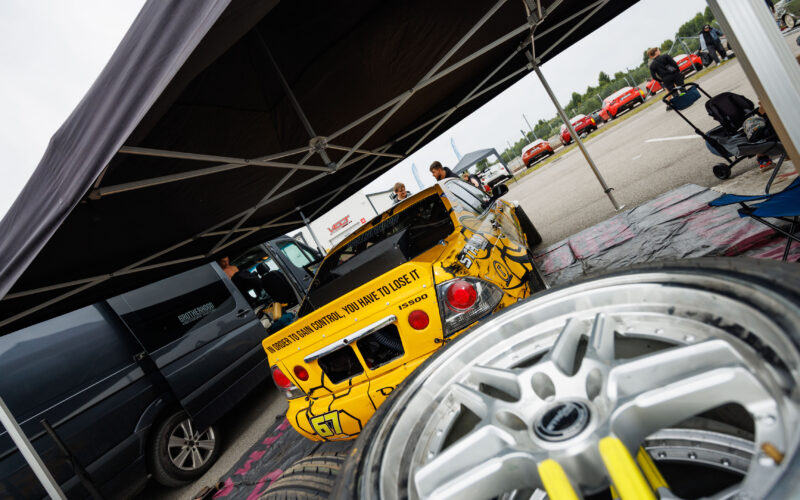 Kollane driftiauto Lexus IS500 hooldustelgis velgede ja varuosadega Pärnu Porsche Ringil Augustfest 2026 festivalil