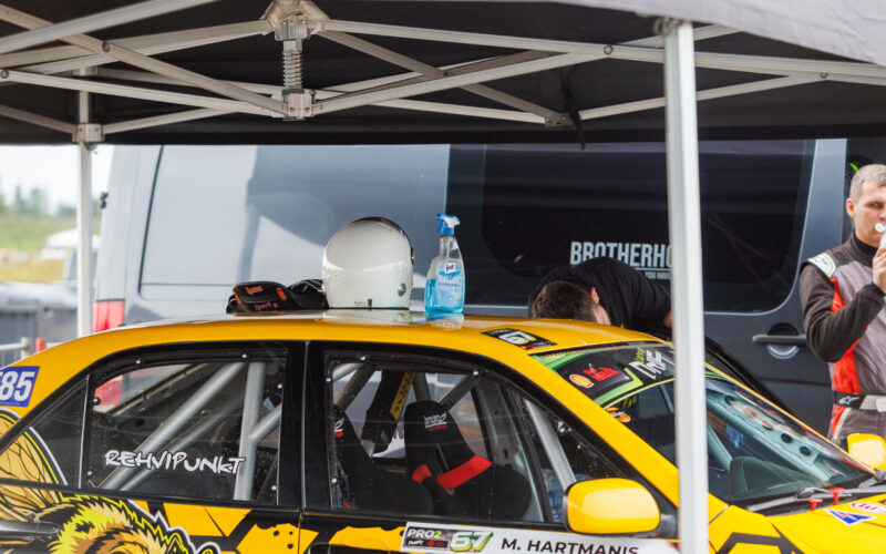 Kollane driftiauto hooldustelgis meeskonna ja kiivriga Pärnu Porsche Ringil Augustfest 2026 festivalil
