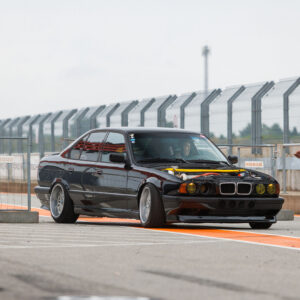 Must kapotita BMW E34 sedaan driftiauto Pärnu Porsche Ringi boksiteel Augustfest 2026 festivalil