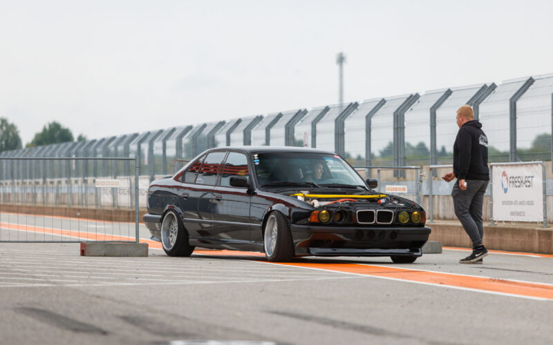 Must kapotita BMW E34 sedaan driftiauto Pärnu Porsche Ringi boksiteel Augustfest 2026 festivalil