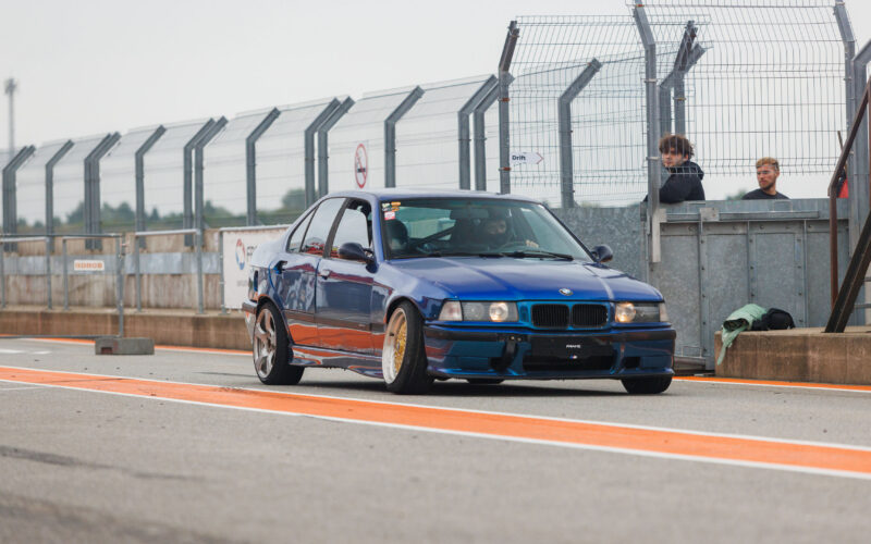 Sinine madaldatud BMW E36 sedaan driftiauto Pärnu Porsche Ringi boksiteel Augustfest 2026 üritusel