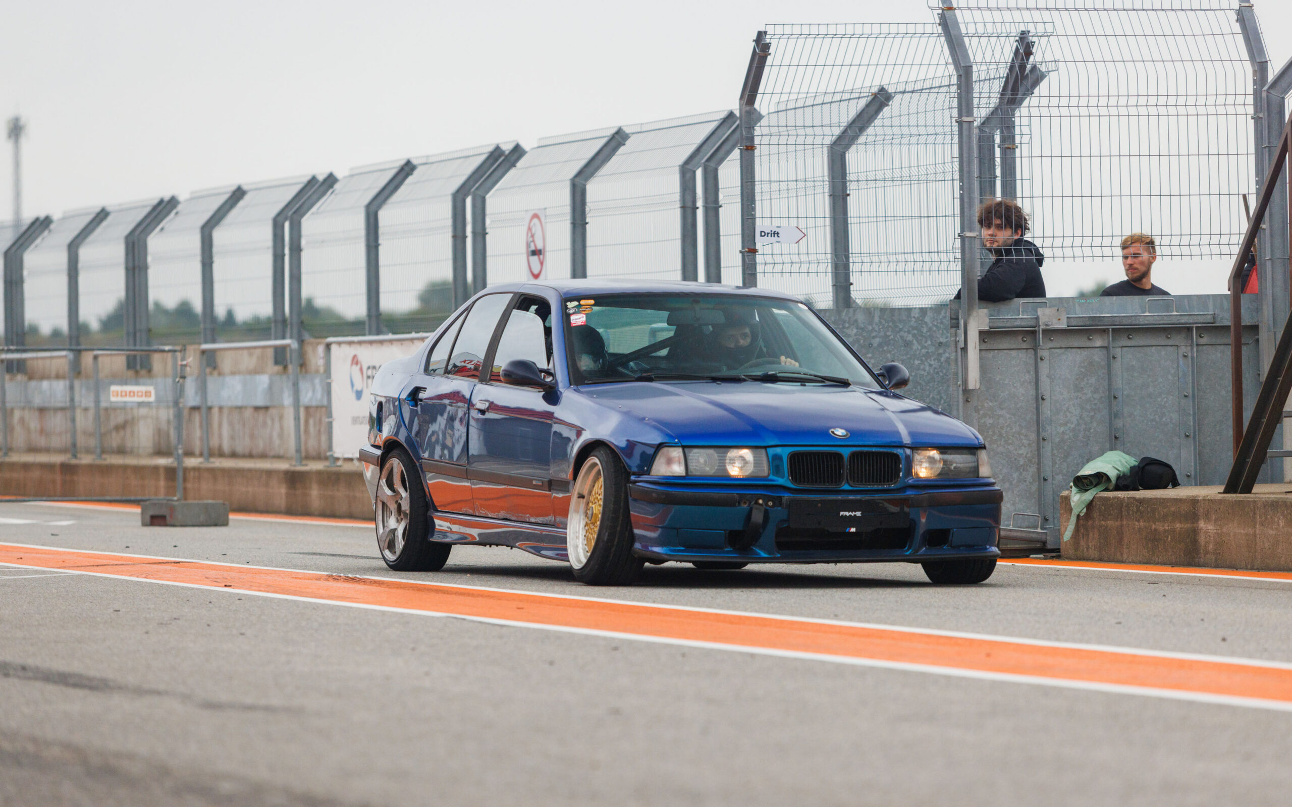 Sinine madaldatud BMW E36 sedaan driftiauto Pärnu Porsche Ringi boksiteel Augustfest 2026 üritusel