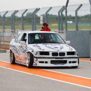Valge tuunitud BMW E36 driftiauto sõitmas Pärnu Porsche Ringi boksiteel Augustfest 2026 üritusel