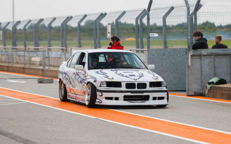 Valge tuunitud BMW E36 driftiauto sõitmas Pärnu Porsche Ringi boksiteel Augustfest 2026 üritusel