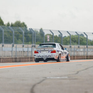 Valge tuunitud BMW E36 driftiauto tagantvaates Pärnu Porsche Ringi rajal Augustfest 2026 festivalil