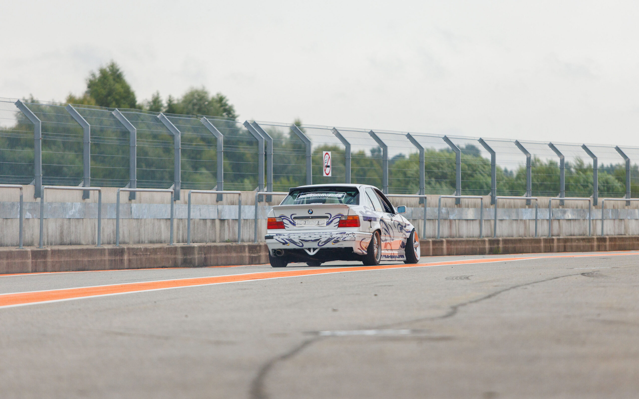 Valge tuunitud BMW E36 driftiauto tagantvaates Pärnu Porsche Ringi rajal Augustfest 2026 festivalil