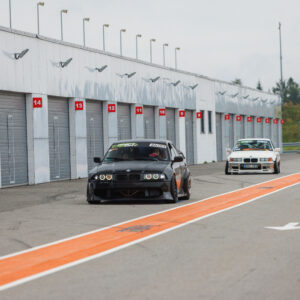 Must ja valge BMW E36 driftiauto Pärnu Porsche Ringi boksiteel Augustfest 2026 üritusel