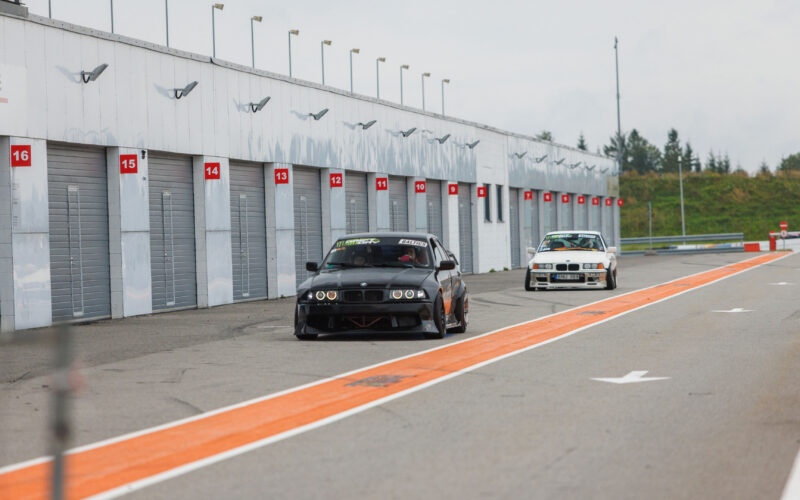 Must ja valge BMW E36 driftiauto Pärnu Porsche Ringi boksiteel Augustfest 2026 üritusel
