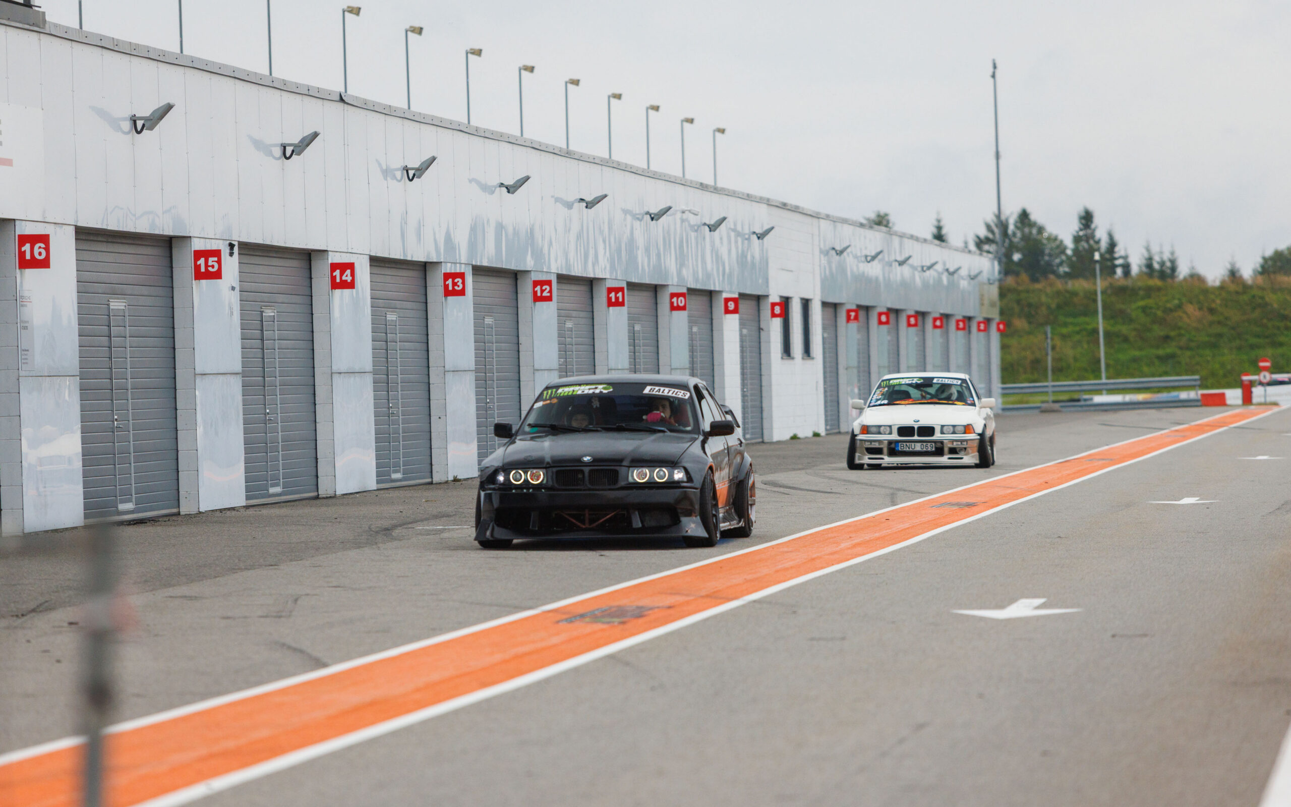 Must ja valge BMW E36 driftiauto Pärnu Porsche Ringi boksiteel Augustfest 2026 üritusel
