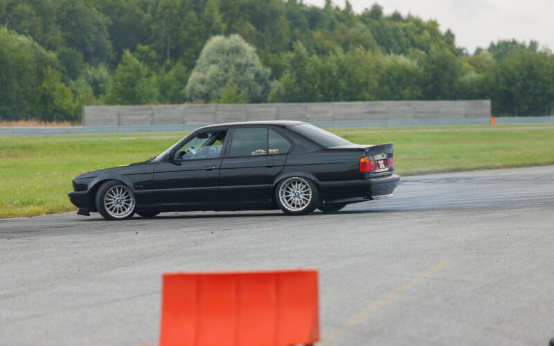 Must BMW E34 sedaan driftimas ja kurvi läbimas Pärnu Porsche Ringi rajal Augustfest 2026 festivalil