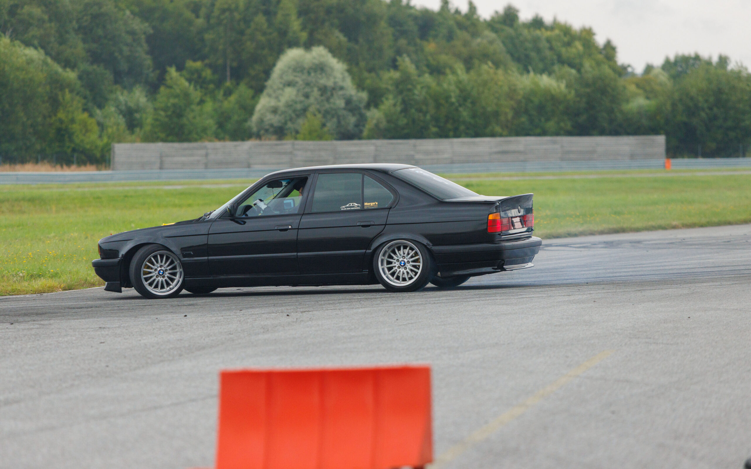 Must BMW E34 sedaan driftimas ja kurvi läbimas Pärnu Porsche Ringi rajal Augustfest 2026 festivalil