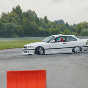 Valge BMW E36 kupee driftimas Pärnu Porsche Ringi rajal Augustfest 2026 üritusel