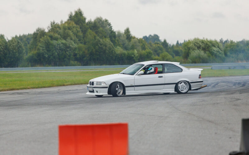 Valge BMW E36 kupee driftimas Pärnu Porsche Ringi rajal Augustfest 2026 üritusel