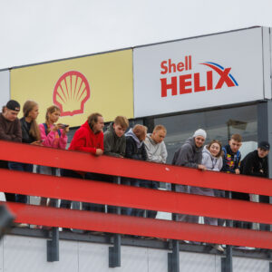 Pealtvaatajad Pärnu Porsche Ringi Shell Helix rõdul Augustfest 2026 üritusel