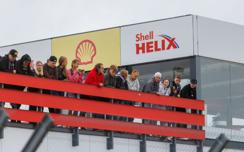 Pealtvaatajad Pärnu Porsche Ringi Shell Helix rõdul Augustfest 2026 üritusel