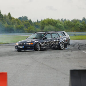BMW E46 universaal driftiauto kurvi läbimas Pärnu Porsche Ringi rajal Augustfest 2026 festivalil