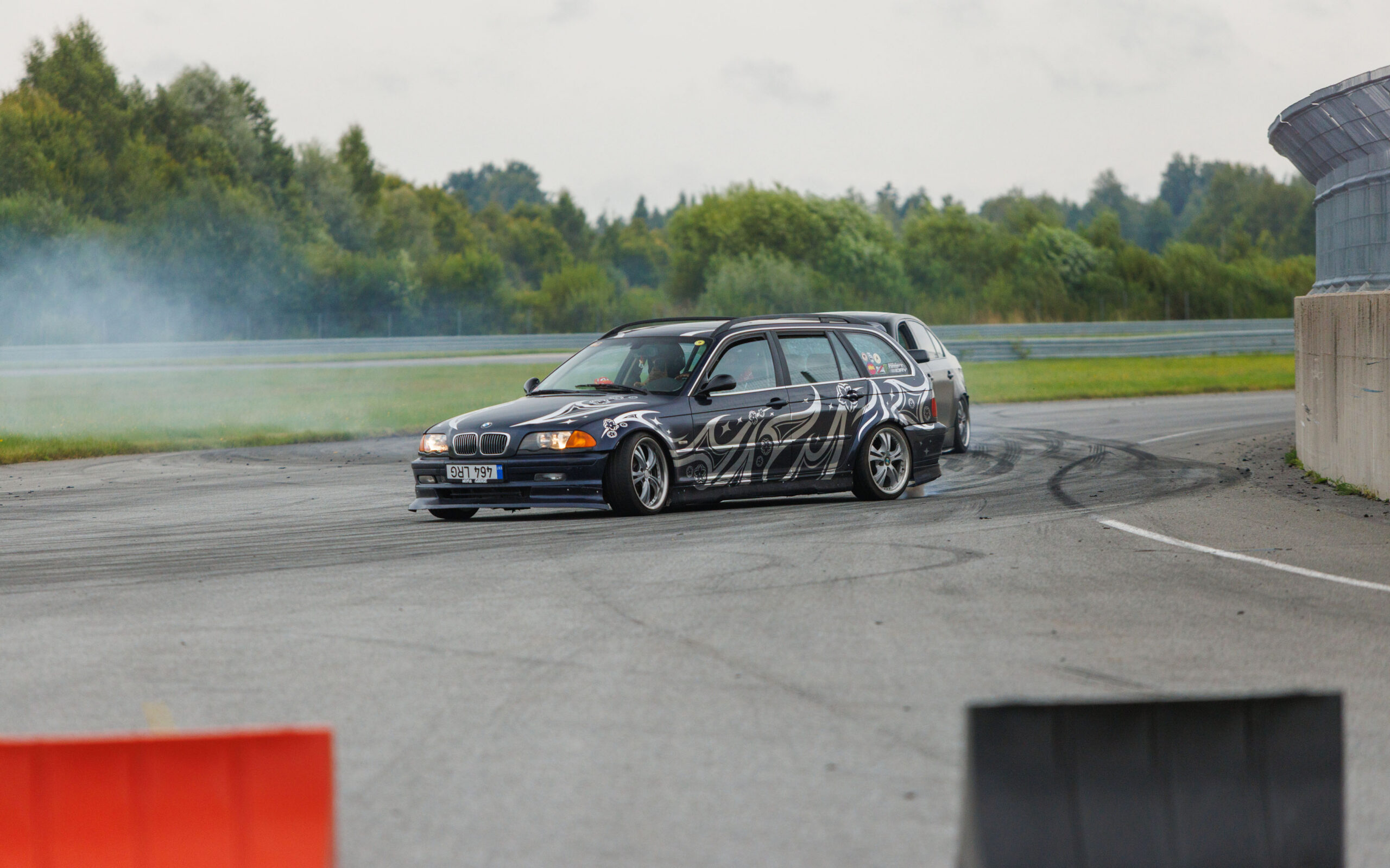 BMW E46 universaal driftiauto kurvi läbimas Pärnu Porsche Ringi rajal Augustfest 2026 festivalil