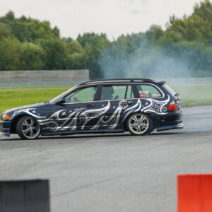 Tume BMW E46 Touring universaal driftimas ja rehvisuitsu tekitamas Pärnu Porsche Ringi rajal Augustfest 2026 festivalil