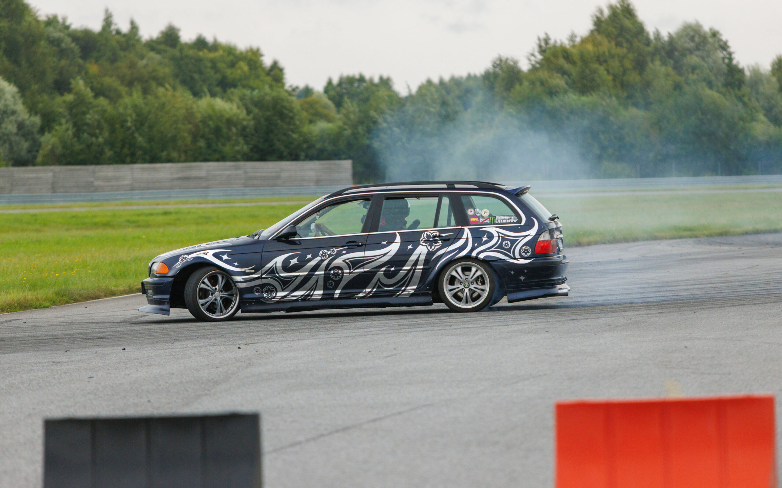 Tume BMW E46 Touring universaal driftimas ja rehvisuitsu tekitamas Pärnu Porsche Ringi rajal Augustfest 2026 festivalil