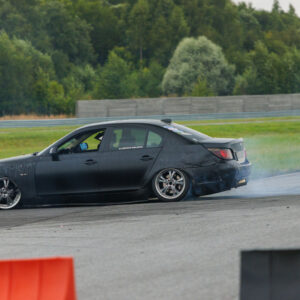 Must BMW E60 sedaan driftimas ja rehvisuitsu tekitamas Pärnu Porsche Ringi rajal Augustfest 2026 üritusel
