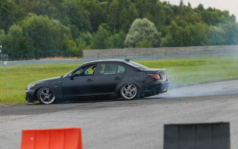 Must BMW E60 sedaan driftimas ja rehvisuitsu tekitamas Pärnu Porsche Ringi rajal Augustfest 2026 üritusel
