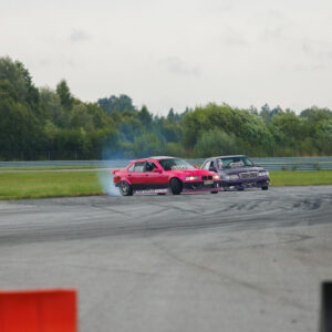 Roosa BMW E36 driftimas koos teise võistlusautoga Pärnu Porsche Ringi rajal Augustfest 2026 üritusel