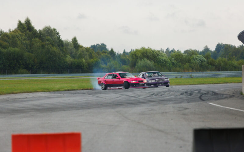 Roosa BMW E36 driftimas koos teise võistlusautoga Pärnu Porsche Ringi rajal Augustfest 2026 üritusel