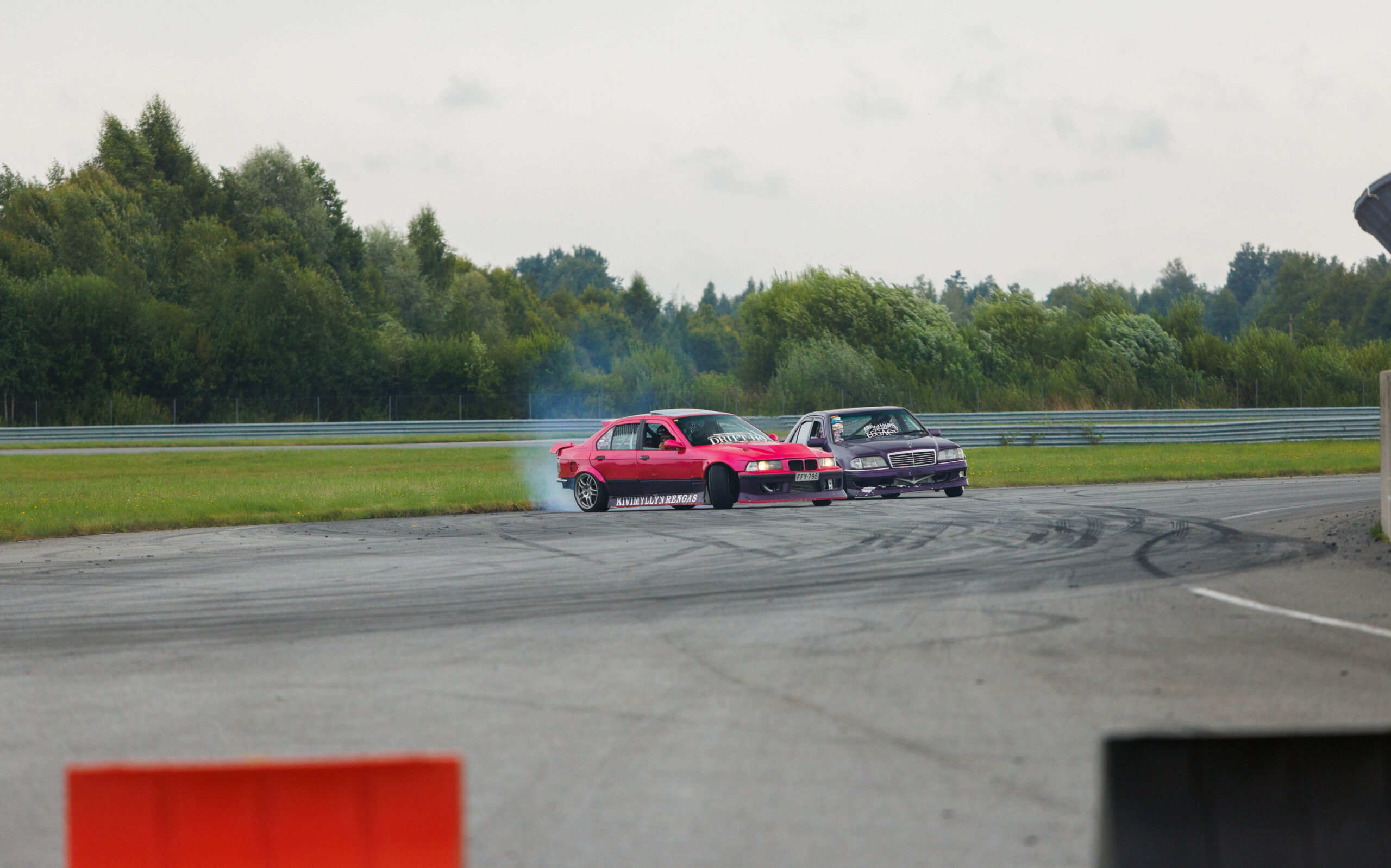 Roosa BMW E36 driftimas koos teise võistlusautoga Pärnu Porsche Ringi rajal Augustfest 2026 üritusel