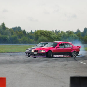 Roosa BMW E36 ja teine driftiauto tandemdriftingus Pärnu Porsche Ringi rajal Augustfest 2026 üritusel