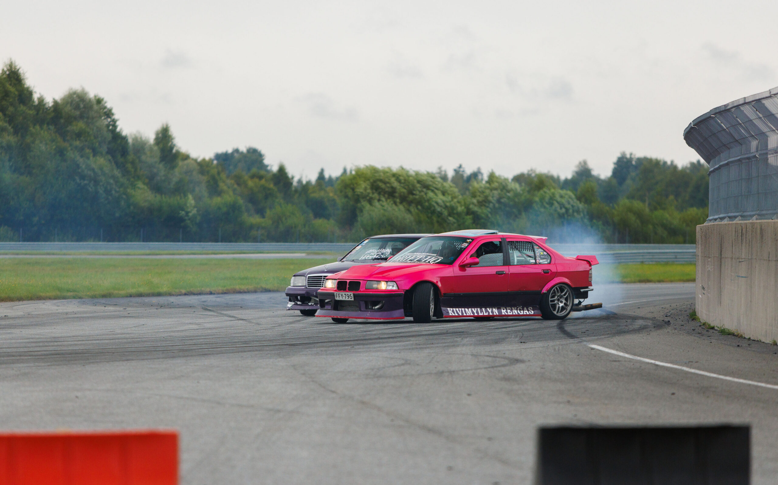 Roosa BMW E36 ja teine driftiauto tandemdriftingus Pärnu Porsche Ringi rajal Augustfest 2026 üritusel