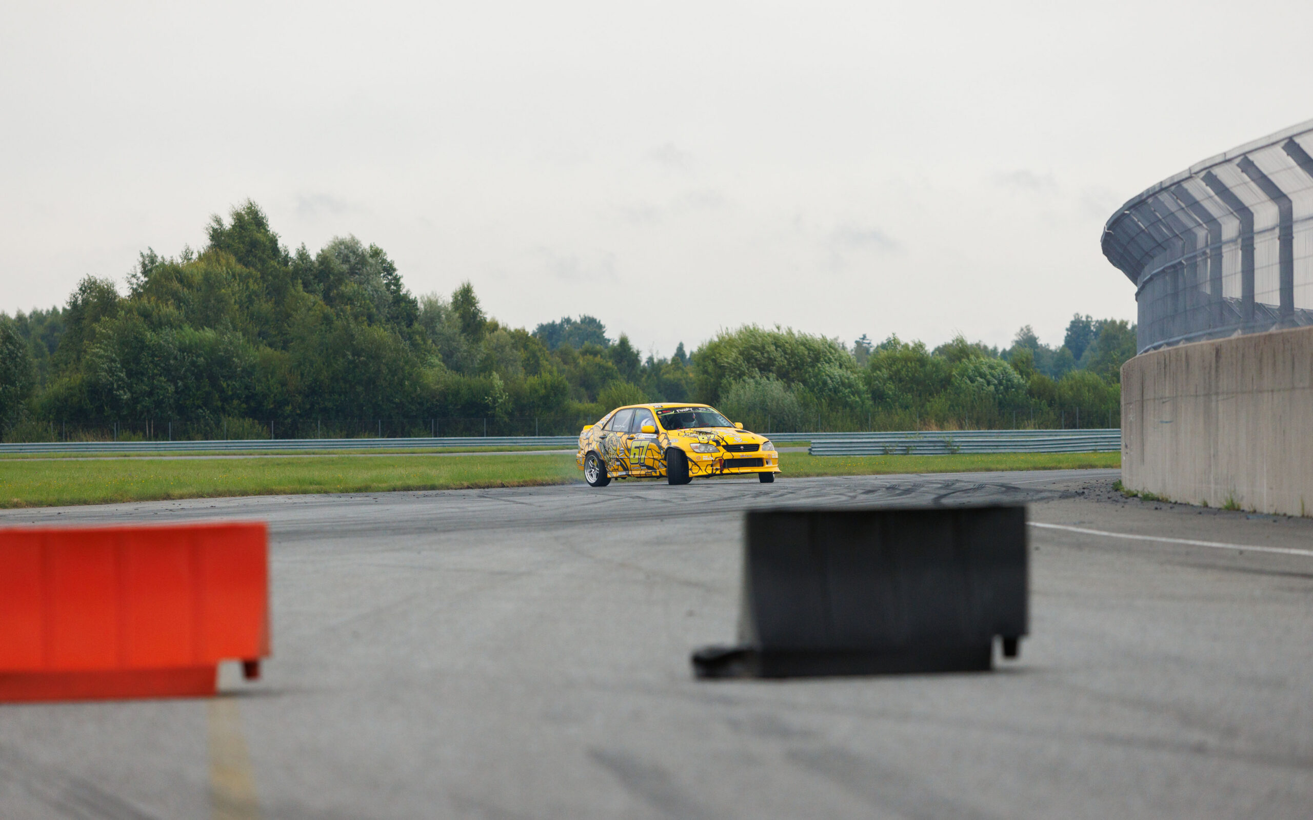 Kollane driftiauto Lexus IS kurvi läbimas Pärnu Porsche Ringi ringrajal Augustfest 2026 üritusel