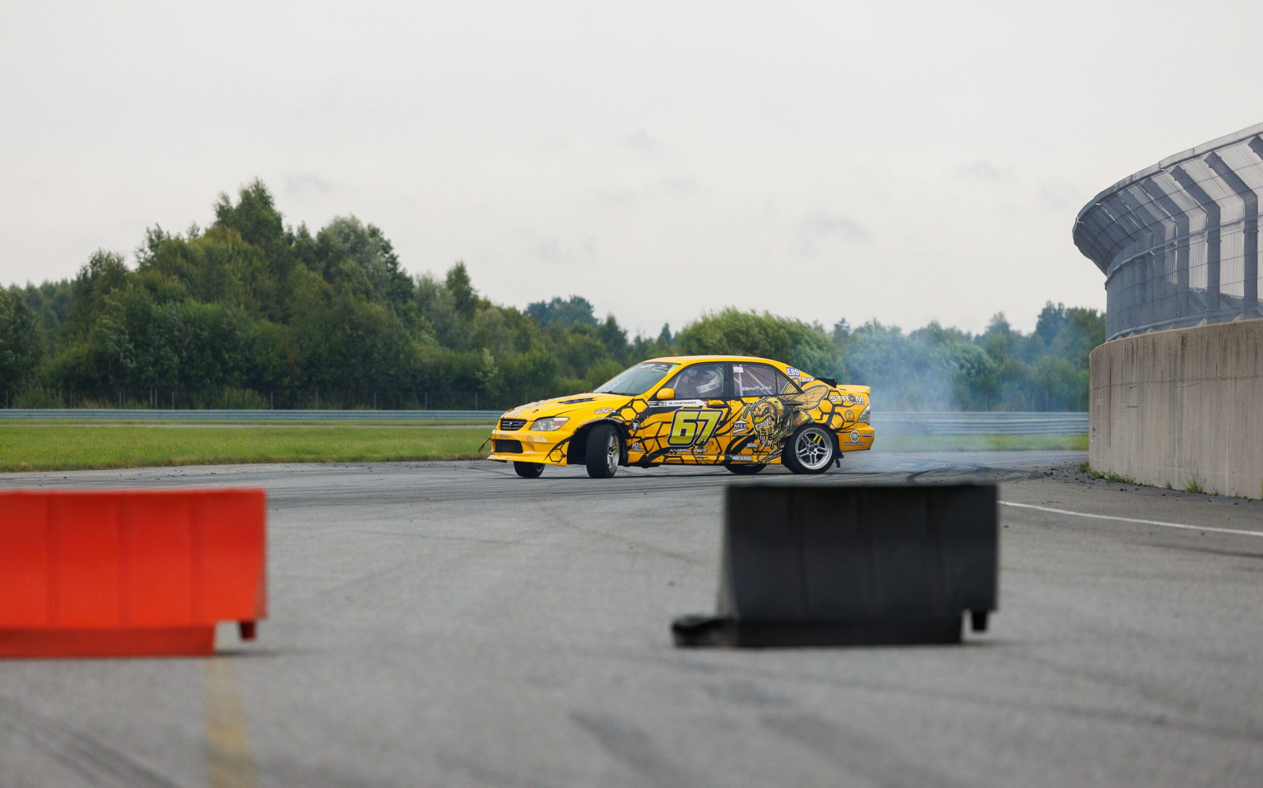 Kollane driftiauto Lexus IS külglibisemises Pärnu Porsche Ringi rajal Augustfest 2026 üritusel