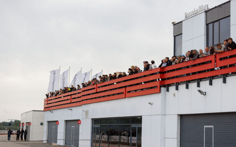 Pealtvaatajad jälgimas drifti ja rajasõitu Pärnu Porsche Ringi peahoone rõdult Augustfest 2026 üritusel