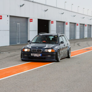 BMW E46 universaal driftiauto sõitmas Pärnu Porsche Ringi boksiteel Augustfest 2026 üritusel