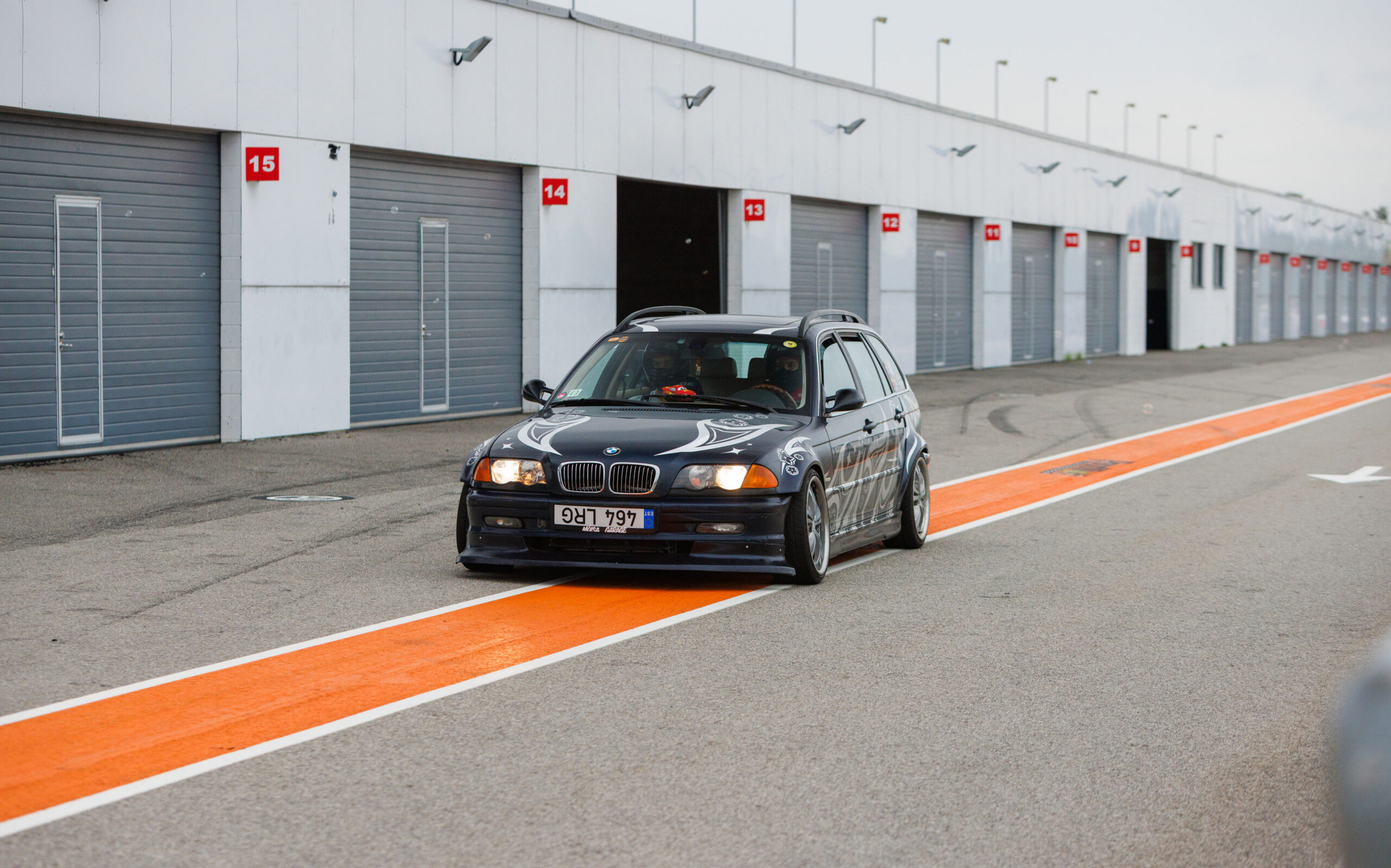 BMW E46 universaal driftiauto sõitmas Pärnu Porsche Ringi boksiteel Augustfest 2026 üritusel
