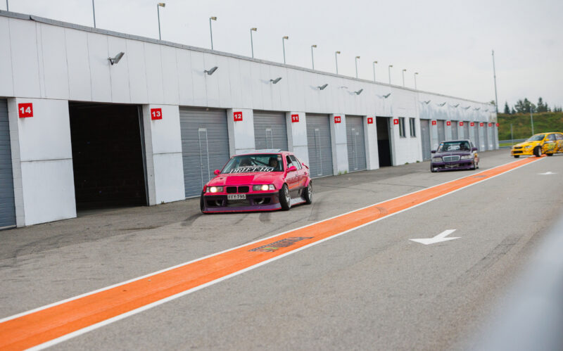 Roosa BMW E36 driftiauto Pärnu Porsche Ringi boksiteel Augustfest 2026 üritusel